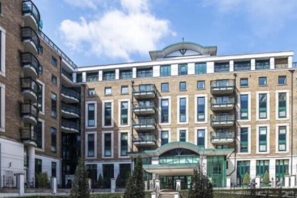 Luxury 2 ,3 & 4 bedrooms fully furnished apartments available for holiday accommodation 

Warren house W14 8TT