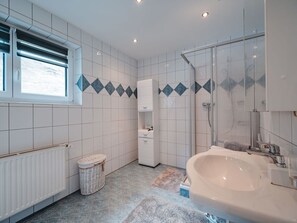 Sol, Design Intérieur, Sol, Luminaire Plomberie, Plafond, Pièce, Plomberie, Salle De Bains, Robinet, Tuile