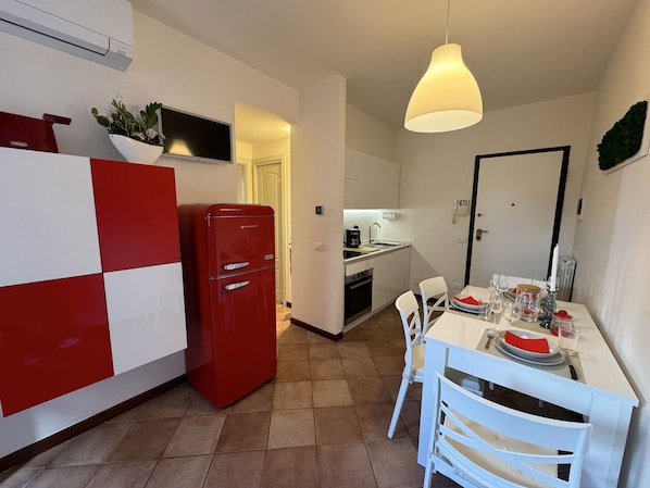 Flooring, Fussboden, Wohnung, Interior Design, Möbel, Zimmer, Küche, Cabinetry, Major Appliance, Countertop