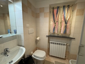 Flooring, Fussboden, Armatur, Badezimmer, Bad Sink, Interior Design, Sinken, Zapfhahn, Installation, Zimmer