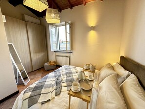 Schlafzimmer, Bett, Wand, Interior Design, Möbel, Fussboden, Flooring, Holz, Bettdecke, Bedding