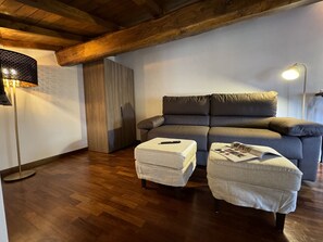 Möbel, Flooring, Interior Design, Fussboden, Holz, Holzboden, Zuhause, Zimmer, Wohnzimmer, Beleuchtung