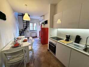 Flooring, Interior Design, Fussboden, Möbel, Küche, Zimmer, Major Appliance, Decke, Wohnung, Countertop