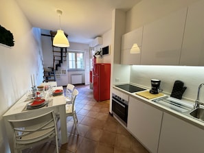 Flooring, Interior Design, Fussboden, Möbel, Küche, Zimmer, Major Appliance, Decke, Wohnung, Countertop