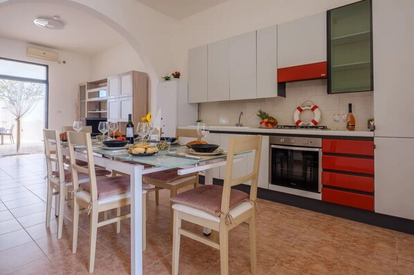 Autumn, Kitchen, Living Room, Spring, Summer