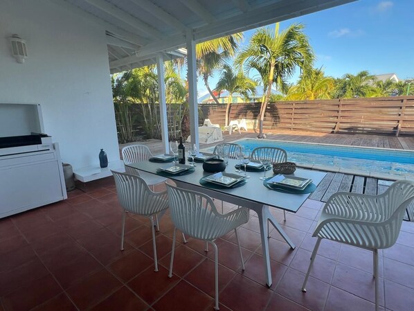 Outdoor dining