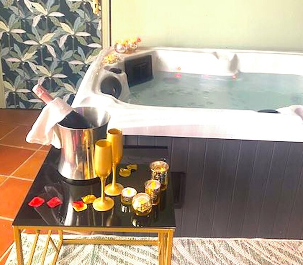 Indoor spa tub