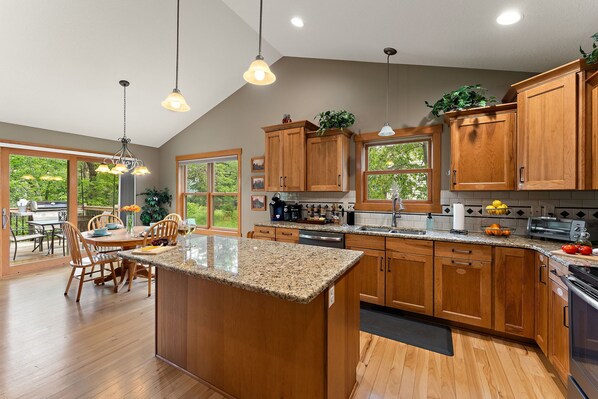 Fully equipped kitchen. Dining table & 4 chairs.extra chairs & high chair avail.