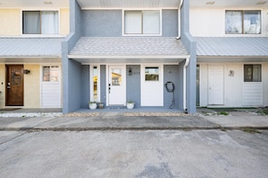 2 BR/2 BA Townhome Near the Beach!