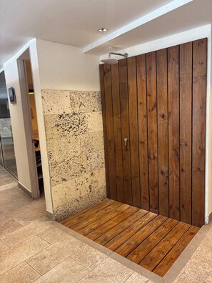 Lobby bath and cleanup spot 