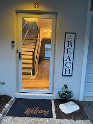 Welcome to your vacation oasis! View of Salt Pond even from the front door!