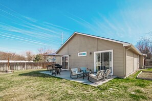 1/4 acre fenced yard w/Firepit, Grill, lounge area