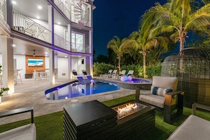 Outdoor seating area, w/ fire pit