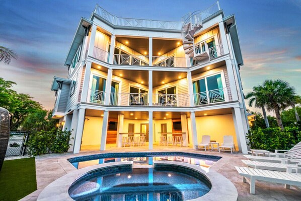 Private heated pool, hot tub, two HDTVs