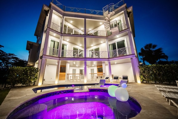 Private heated pool, hot tub, two HDTVs