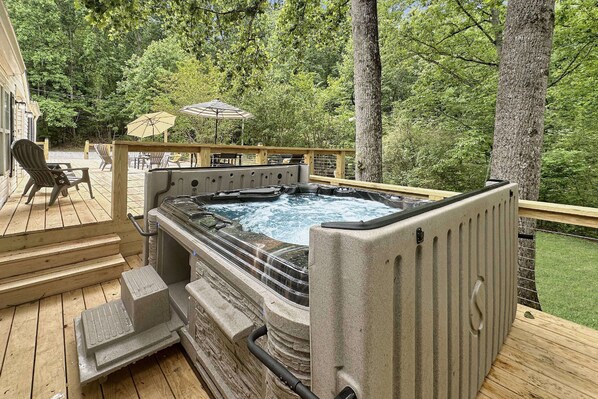 Step into this 8 person hot tub equipped with a towel warmer for those cooler nights on the ridge