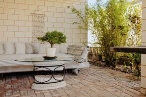 Outdoor daybed