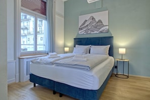Living room / double bed / dining area / kitchen