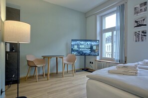 Living room / double bed / dining area / kitchen