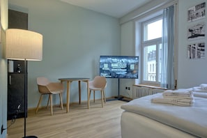 Living room / double bed / dining area / kitchen