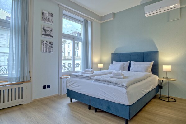 Living room / double bed / dining area / kitchen