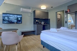 Wohnzimmer / Doppelbett / Essbereich / KĂŒche