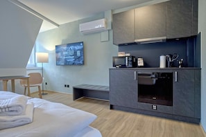 Wohnzimmer / Doppelbett / Essbereich / KĂŒche