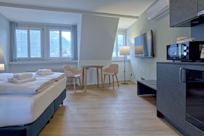 Wohnzimmer / Doppelbett / Essbereich / KĂŒche