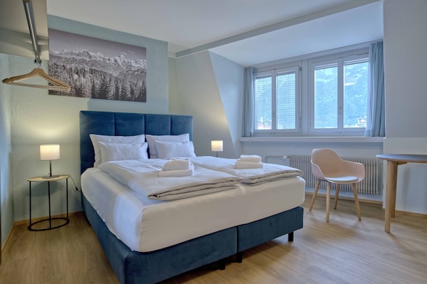 Wohnzimmer / Doppelbett / Essbereich / KĂŒche