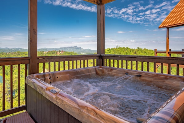 Outdoor spa tub