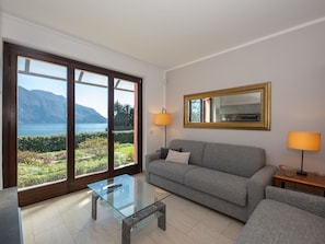 Flooring, Interior Design, Fussboden, Wohnung, Balkon, Decke, Eigentumswohnung, Stuhl, Schatten, Veranda