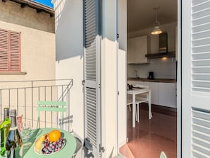 Flooring, Interior Design, Fussboden, Wohnung, Balkon, Decke, Eigentumswohnung, Stuhl, Schatten, Veranda
