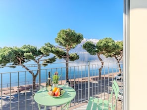 Flooring, Interior Design, Fussboden, Wohnung, Balkon, Decke, Eigentumswohnung, Stuhl, Schatten, Veranda