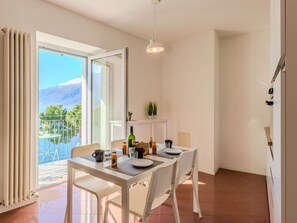 Flooring, Interior Design, Fussboden, Wohnung, Balkon, Decke, Eigentumswohnung, Stuhl, Schatten, Veranda