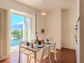 Flooring, Interior Design, Fussboden, Wohnung, Balkon, Decke, Eigentumswohnung, Stuhl, Schatten, Veranda