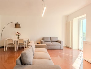 Flooring, Interior Design, Fussboden, Wohnung, Balkon, Decke, Eigentumswohnung, Stuhl, Schatten, Veranda