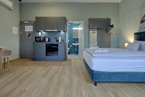 Living room / double bed / dining area / kitchen