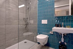 Bathroom / Shower / WC / Towels / Hair dryer
