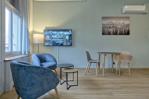 Living room / double bed / dining area / kitchen