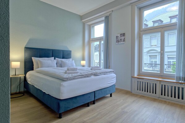 Living room / double bed / dining area / kitchen