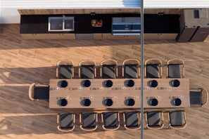 Dining settings featuring a fully equipped outdoor kitchen & BBQ (gas).