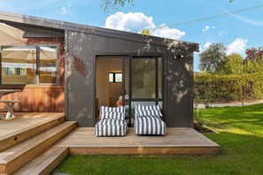 Outdoor Oasis: Relax on the patio, surrounded by lush greenery and stunning mountain views!