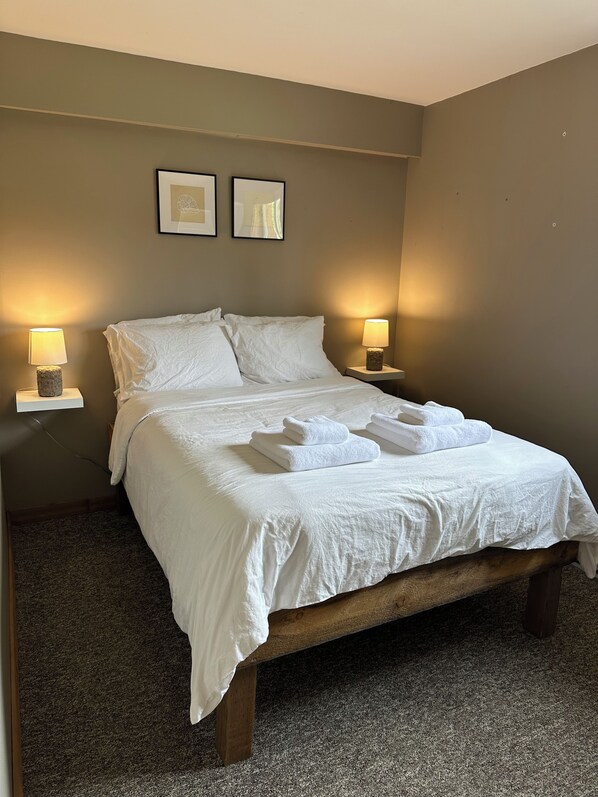 Bedroom with cotton bedlinen.
