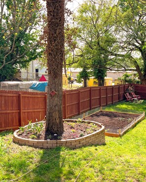 Fully enclosed yard w/ privacy fence & 4 flower gardens - check what's in bloom!