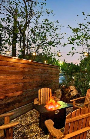 Intimate yard setting, perfect for 4 people