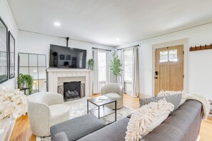Living Room | Free WiFi | Smart TV | Central A/C | Desk