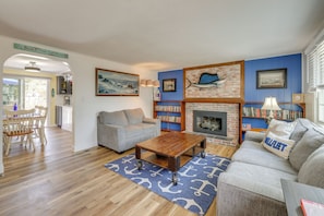 Living Room | Free WiFi | Smart TV | Fireplace Unavailable