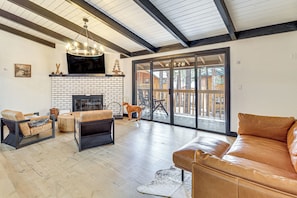 Living Room | Smart TV | Central A/C | Single-Story Unit