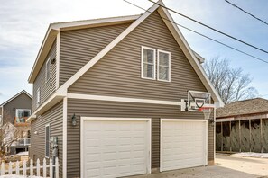 Apartment Exterior | Garage (2 Vehicles)