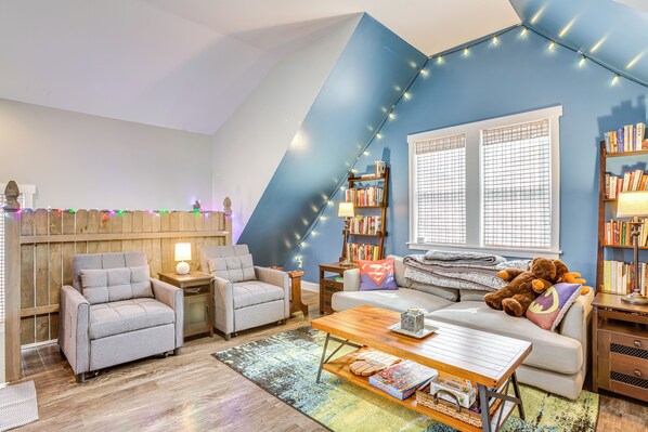 Frankfort Vacation Rental | 1BR | 1BA | 800 Sq Ft | Stairs Required